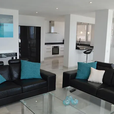 3 Bedroom Frontline Beach, Centre Μαρμπέλλα
